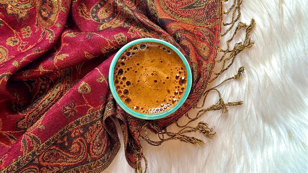 قهوه عربی بر روی شال قرمز