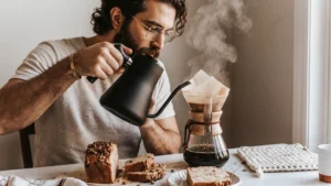 باریستای ایرانی در حال دم آوری قهوه دمی