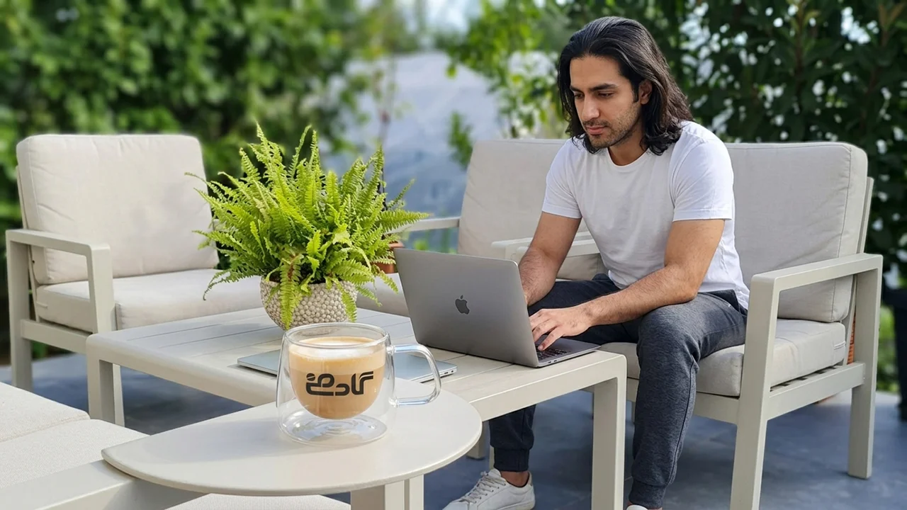 کاپوچینو در لیوان دو جداره بر روی میز