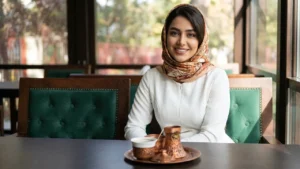 قهوه شنی برروی میز خانم زیبا